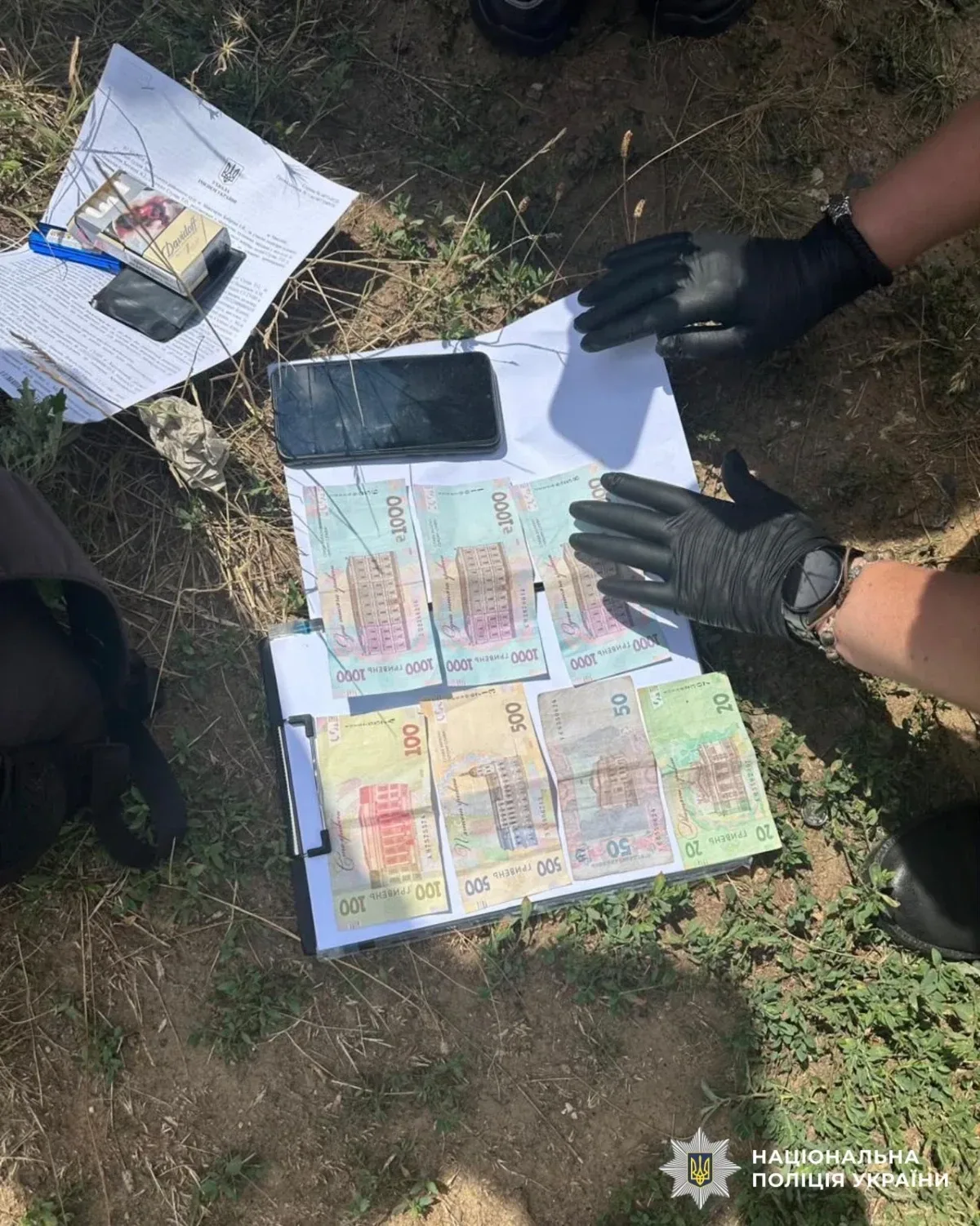 Поліцейські затримали двох чоловіків у Бериславському районі за збут наркотиків 3