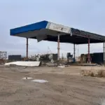 Поліцейський патруль на Херсонщині на тлі АЗС, заклики до обережності водіїв