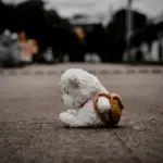 Дитячі малюнки на стіні або фото дитини з чорною стрічкою, що символізує зникнення та пошук.