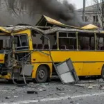 Пошкоджений мікроавтобус після російської атаки дроном у Херсоні, видно сліди вибуху