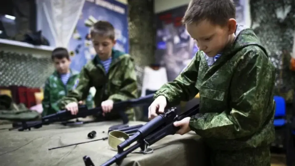 На окупованій Херсонщині дітей вчать воювати з дошкільного віку