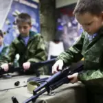 Російські окупанти вчать українських дітей на Херсонщині з дошкільного віку військової справи та пропаганди