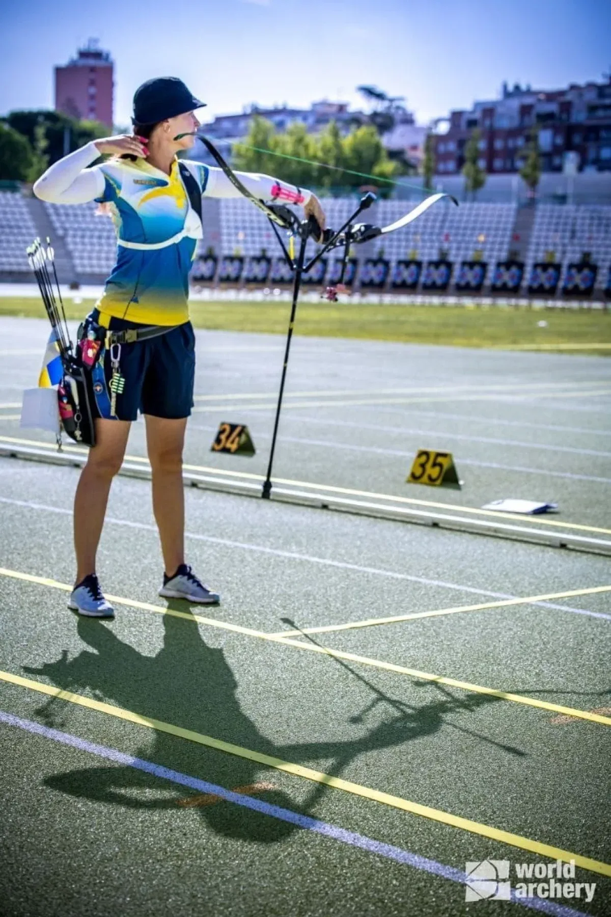 Анастасія Павлова, херсонська спортсменка, стріляє з лука на змаганнях Кубка світу 1
