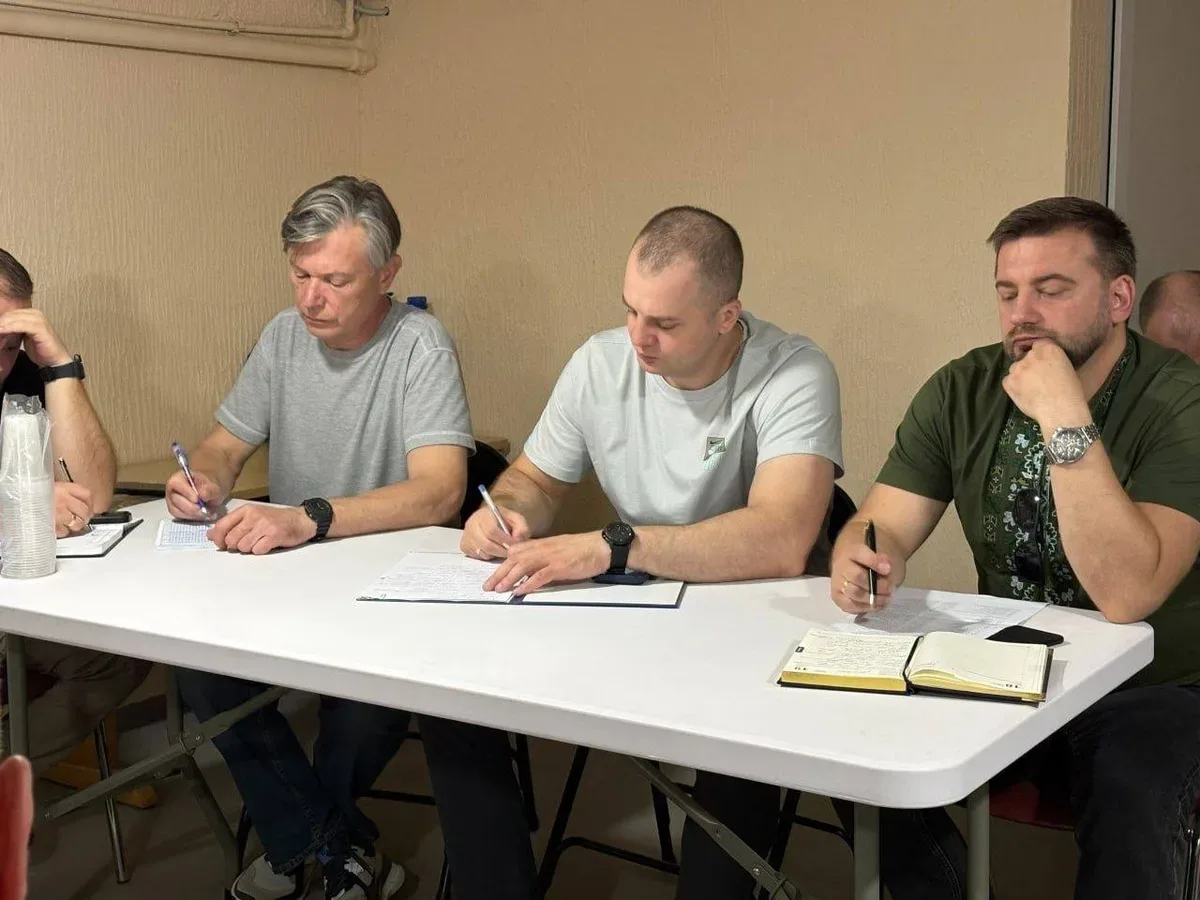 Ярослав Шанько під час зустрічі з головами ОСББ в Херсоні, обговорюючи питання підготовки до зими 2