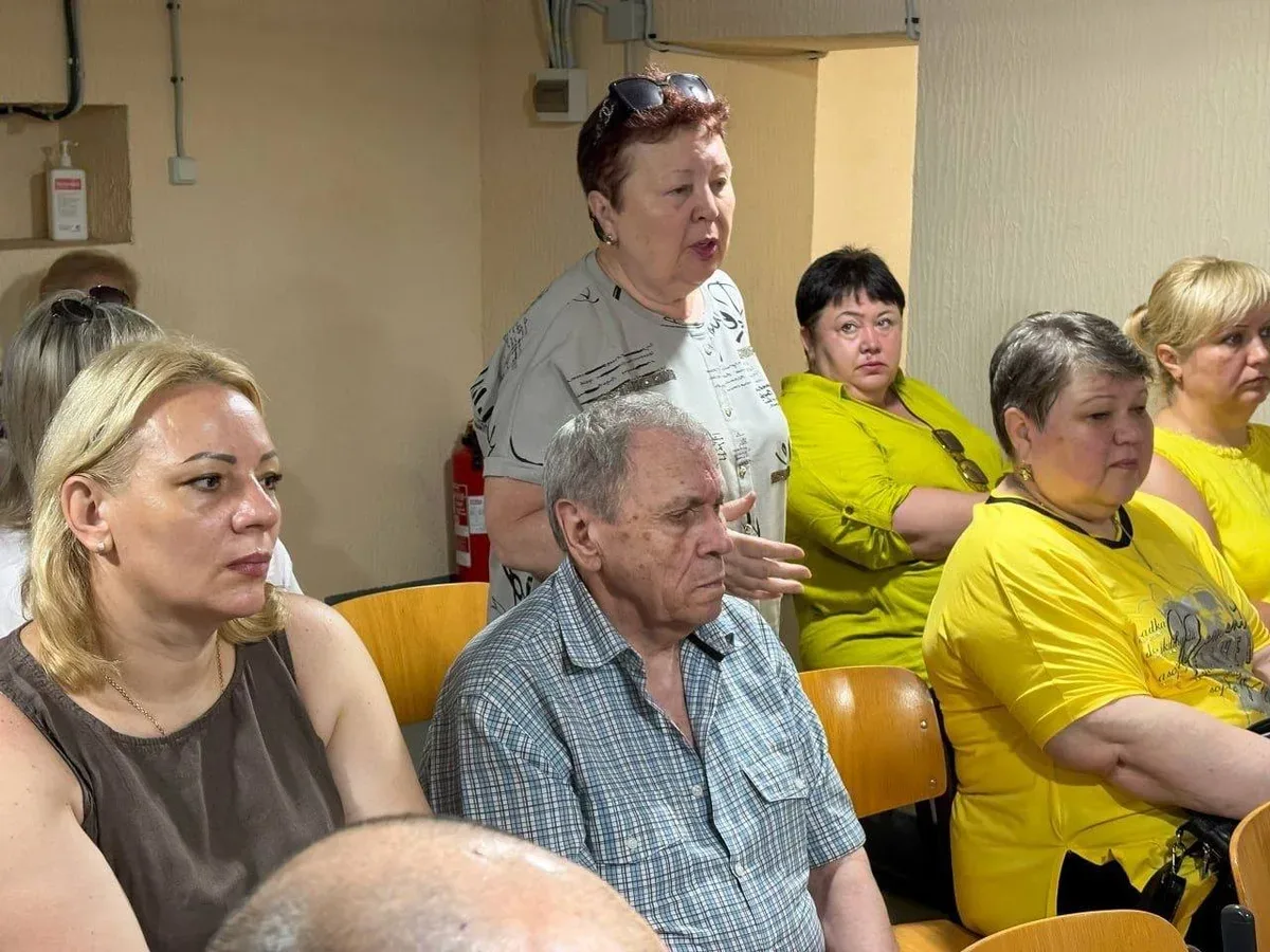 Ярослав Шанько під час зустрічі з головами ОСББ в Херсоні, обговорюючи питання підготовки до зими 3