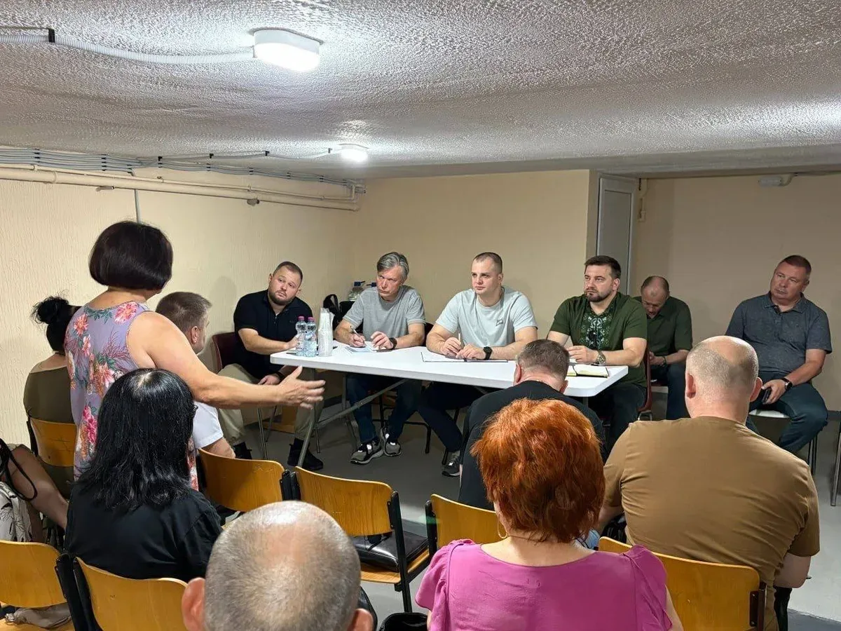 Ярослав Шанько під час зустрічі з головами ОСББ в Херсоні, обговорюючи питання підготовки до зими 8