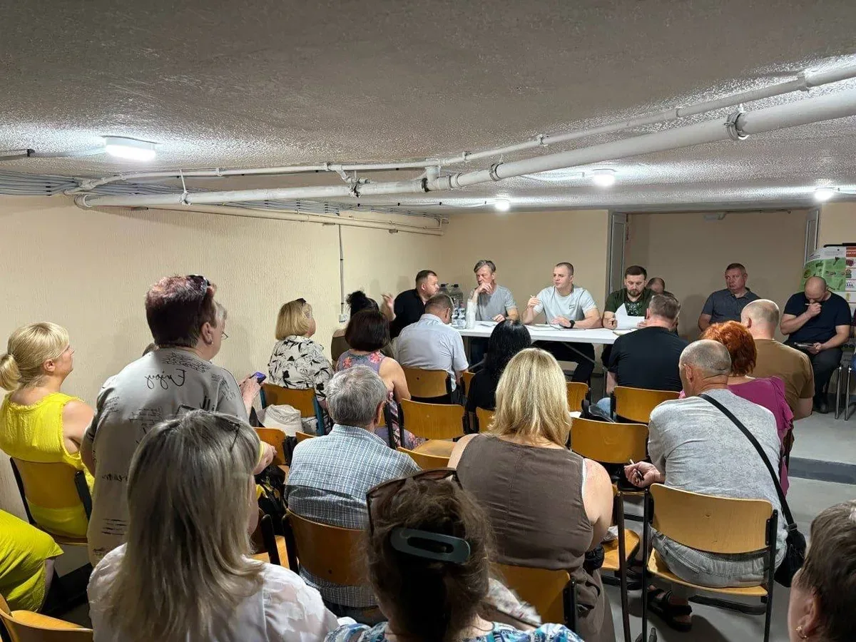 Ярослав Шанько під час зустрічі з головами ОСББ в Херсоні, обговорюючи питання підготовки до зими 9