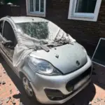 Наслідки російських обстрілів на Херсонщині: пошкоджені будинки та автомобілі, працюють рятувальники.