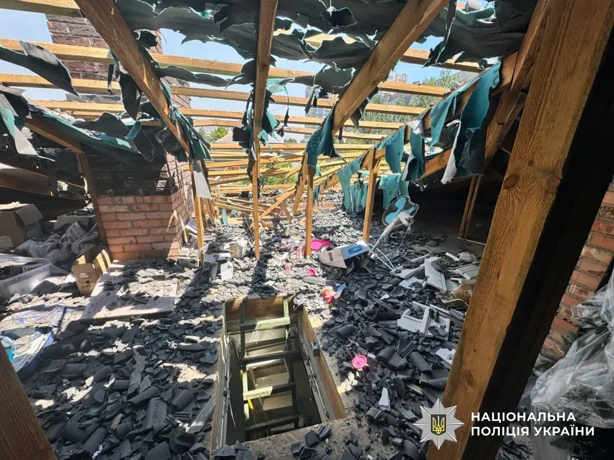 Наслідки російських обстрілів на Херсонщині: пошкоджені будинки та автомобілі, працюють рятувальники. 2