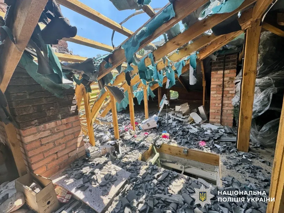 Наслідки російських обстрілів на Херсонщині: пошкоджені будинки та автомобілі, працюють рятувальники. 3