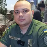 Офіцер Сергій Продченко спілкується з родиною військовослужбовця, яка шукає зниклого безвісти 3