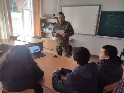 Офіцер Сергій Продченко спілкується з родиною військовослужбовця, яка шукає зниклого безвісти 1