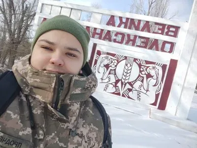 Офіцер Сергій Продченко спілкується з родиною військовослужбовця, яка шукає зниклого безвісти 2
