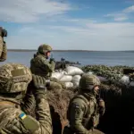 Українські військові на позиціях біля річки Дніпро, контроль лівого берега