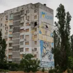 Наслідки атаки дрона на мікрорайон Корабел у Херсоні, загиблий чоловік та поранені