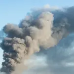 Уламки та пошкодження від авіаудару на вулиці мікрорайону ХБК у Херсоні