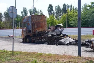 Пошкоджена автозаправна станція та згорілі автомобілі після ворожих обстрілів на Херсонщині 1