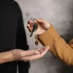 Окупанти в Генічеську планують передавати відібране житло військовим та їхнім родинам