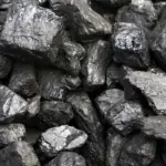 Складені дрова та вугілля, що символізують встановлені окупантами ціни на паливо на Херсонщині.