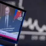 Символічне зображення російської пропаганди на Херсонщині, що демонструє вплив на ЗМІ та фінансування окупаційною владою