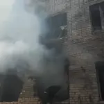 Пошкоджена будівля Херсонського обласного академічного музично-драматичного театру імені Миколи Куліша після авіаудару
