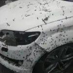 Пошкоджений автомобіль, біля якого, за заявою окупантів, стався замах на колаборанта Євгена Соболєва у Херсоні
