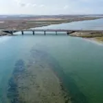 Супутникові знімки показують нові переправи, зведені окупантами до Криму через Арабатську стрілку.