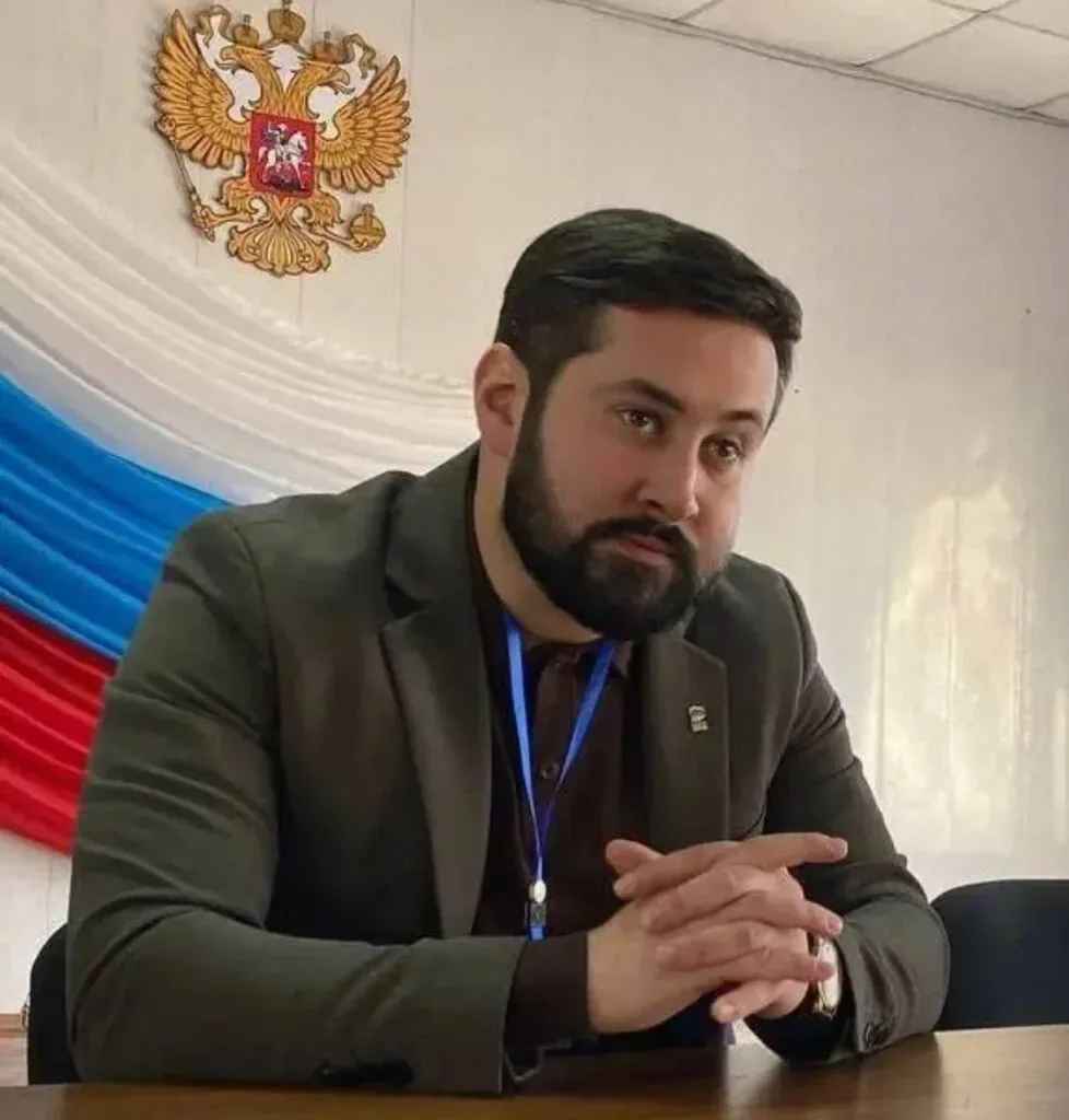 Портрети Євгенії Рубін та Тамерлана Цалікова на фоні герба Російської Федерації 1