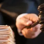 Символічне зображення судового процесу або правосуддя, що стосується заочного суду над колаборантом на Херсонщині