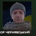 Свічка пам'яті та квіти, як символ скорботи за загиблим воїном з Олешок Ігорем Чернявським