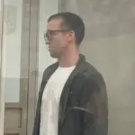 Затриманий оператор дронів Сташевський у залі суду, який обстрілював Херсон та підозрюється у державній зраді