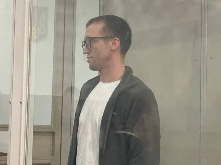 Затриманий оператор дронів Сташевський у залі суду, який обстрілював Херсон та підозрюється у державній зраді