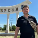 Французький пекар Лоїк Нерві випікає хліб у мобільній пекарні на Херсонщині, роздаючи його місцевим жителям