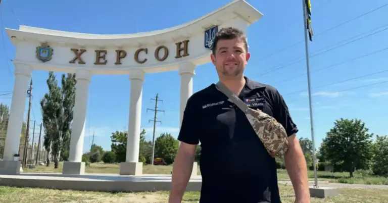 Французький пекар Лоїк Нерві випікає хліб у мобільній пекарні на Херсонщині, роздаючи його місцевим жителям