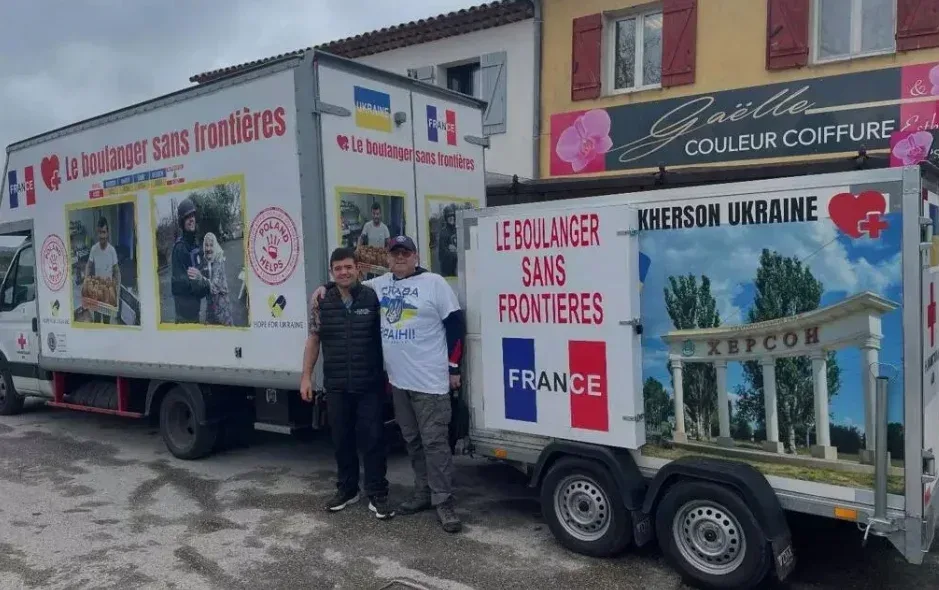 Французький пекар Лоїк Нерві випікає хліб у мобільній пекарні на Херсонщині, роздаючи його місцевим жителям 1