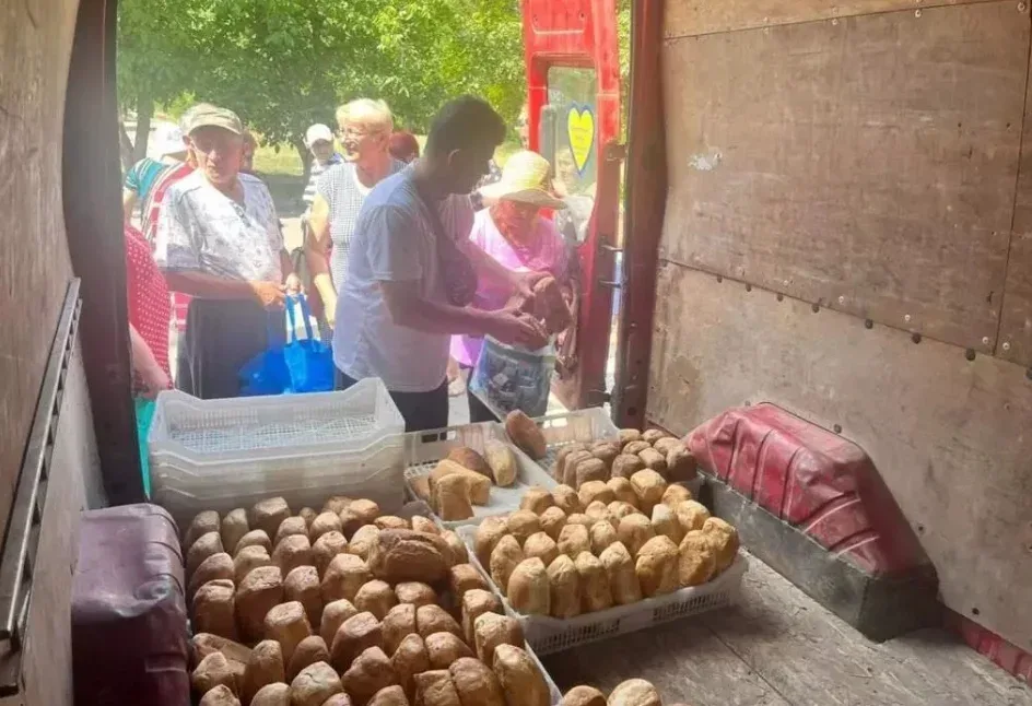 Французький пекар Лоїк Нерві випікає хліб у мобільній пекарні на Херсонщині, роздаючи його місцевим жителям 2