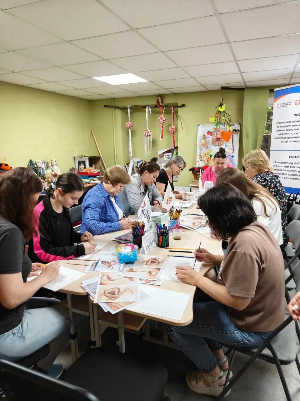 Майстер-клас з кавового живопису для переселенок з Херсонщини у Дніпрі 1