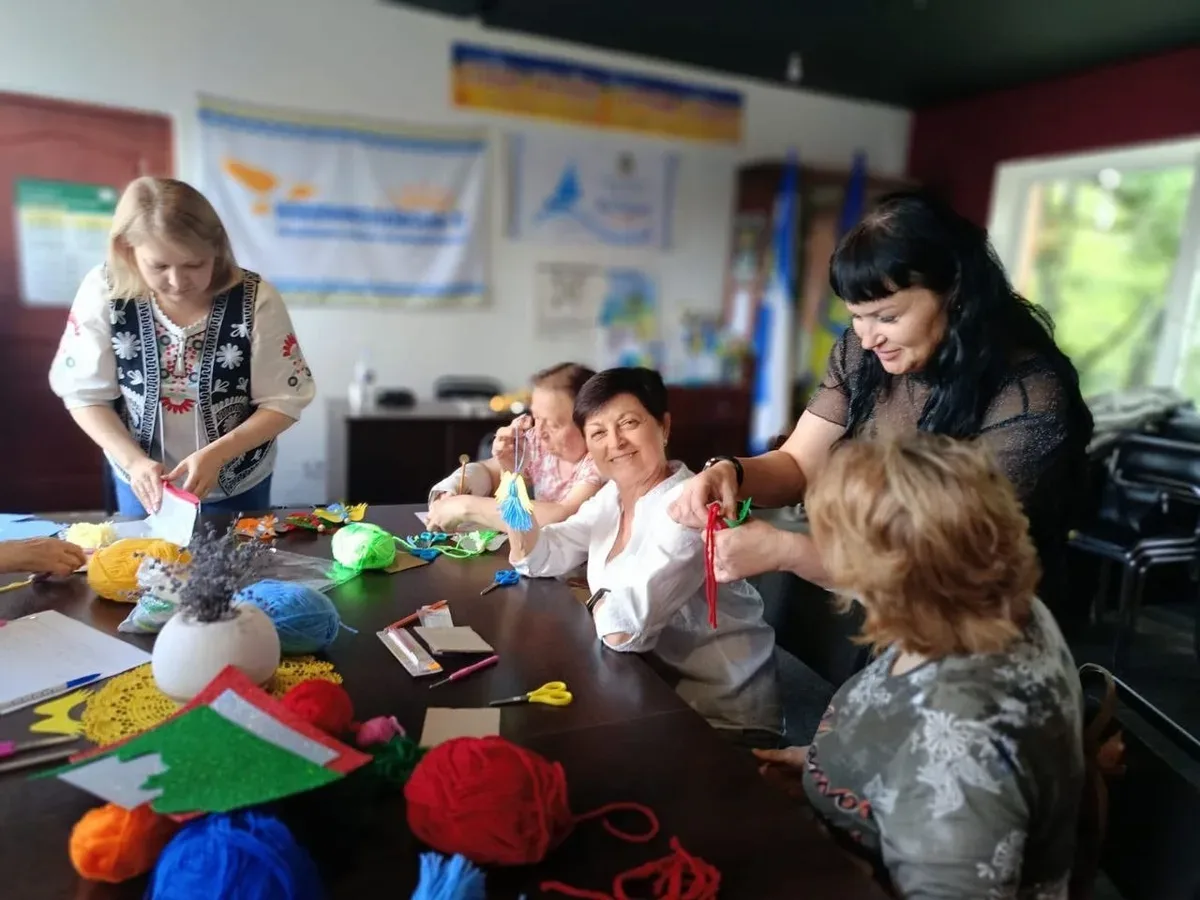 Переселенки з Херсонщини створюють підвіски-янголів у координаційному центрі Івано-Франківська 1