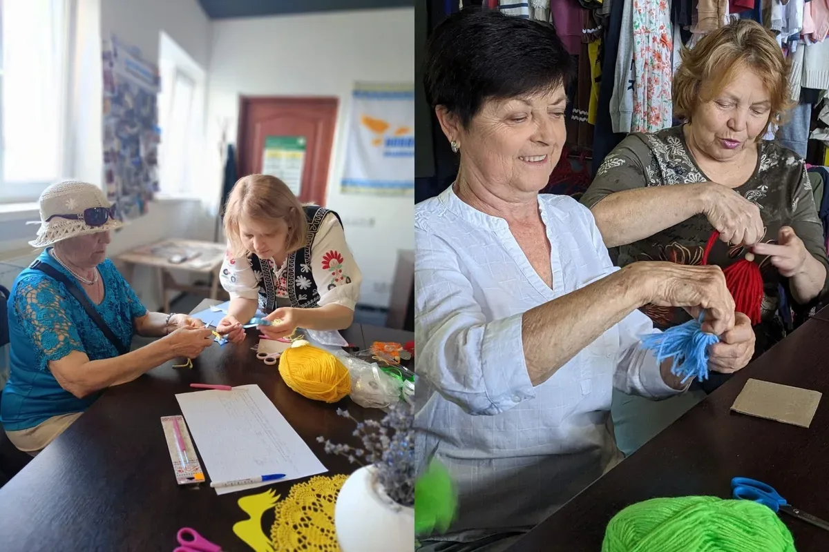 Переселенки з Херсонщини створюють підвіски-янголів у координаційному центрі Івано-Франківська 2