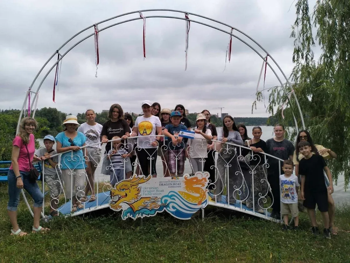 Переселенці з Херсонщини змагаються на човнах «Дракон» на річці Тетерів у Житомирі 4