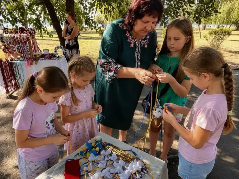 Переселенці з Херсонщини проводять благодійний ярмарок у Миколаєві для збору коштів на підтримку ЗСУ