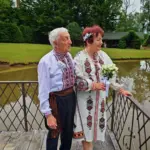 Пара молодят, Надія та Василь, переселенці з Олешок, святкують весілля на Івано-Франківщині