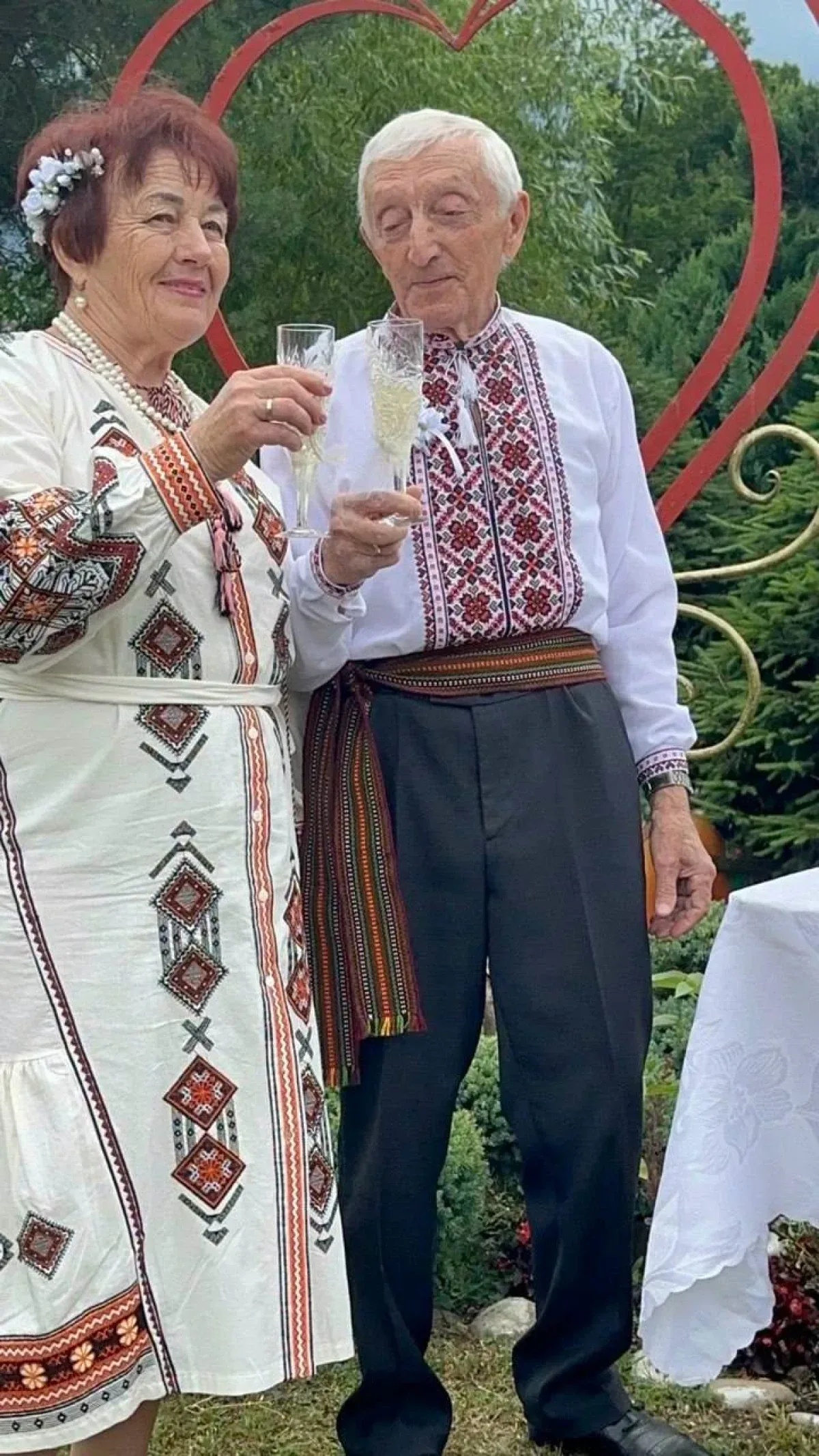 Пара молодят, Надія та Василь, переселенці з Олешок, святкують весілля на Івано-Франківщині 2