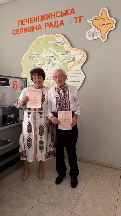 Надія та Василь, переселенці з Олешок, під час реєстрації шлюбу в Печеніжинській громаді на Івано-Франківщині. 2
