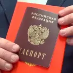 Український паспорт та російський паспорт на фоні блокпоста на окупованій території Херсонщини