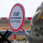 Схематичне зображення будівництва укриття або знак кримінальної справи на фоні карти Херсона.