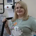 Тетяна Заїкіна з Херсона освоює біонічний протез після втрати ноги через російську атаку дрона
