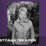 Жінка серед книжок у бібліотеці, символ втрати культурної діячки на Херсонщині