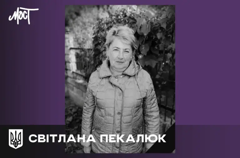 Жінка серед книжок у бібліотеці, символ втрати культурної діячки на Херсонщині