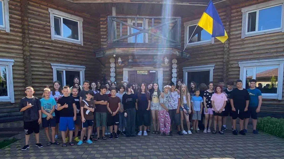 Група дітей з Херсонщини з дорослими перед поїздкою на реабілітацію під Київ 1